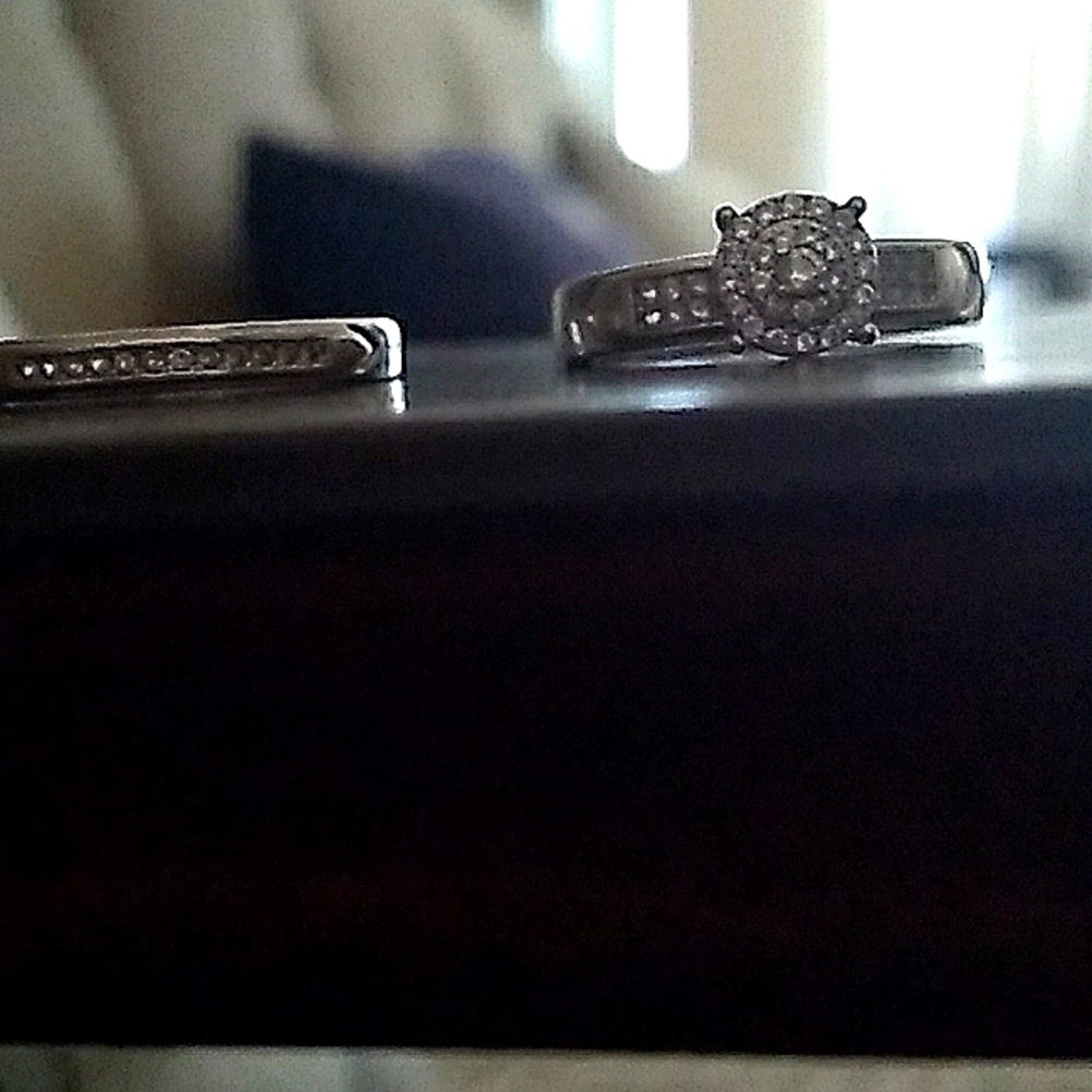 AN ENGAGEMENT RING - Picture 3 of 6